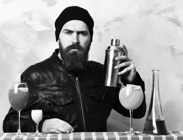 Hipster und Gläser mit alkoholischen Getränken, Cocktails, Shot oder Shaker — Stockfoto