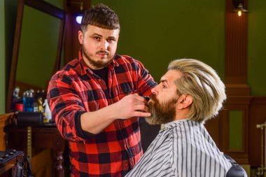 Beş dakika içinde hazır olacağım. Kuaför müşterinin saçını kesmiş. Berber dükkanında müşteriye hizmet eden kuaför. Kişisel kuaför. Eski ve eski moda. Saç kesimi tasarlıyorum. Berber dükkanında berber aletleri