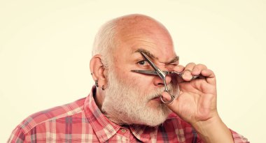 Erkek güzeli. Sakallı yakışıklı kuaför, sakal şekillendirme aleti kullanıyor. Saç kes. Berber profesyonel ekipman kullanır. Tımar servisi. Berber çelik makasla çalışır. Berber dükkanı konsepti