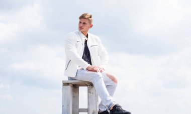 Kendi pusulan ol. Bekar adam bulutlu gökyüzünde oturuyor. Dinlenmenin tadını çıkarıyorum. Yaz tatili. Seyahat ve boş zaman. Açık hava macerası. Seyahat ve seyahat tutkusu. Erkek sadece tatil. Mansiyon