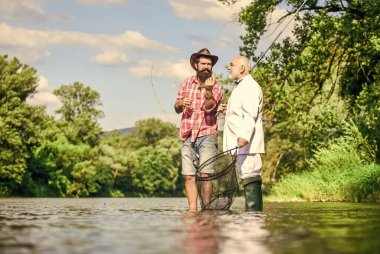 Balık tutmak benim için sıkıcı değil. Dost oltası ve ağlı adamlar. Mutlu balıkçılar. İyi kar. iş adamlarının hobisi. emeklilik balıkçılığı. Balık avlama maceraları. Emekli baba ve olgun sakallı oğul.