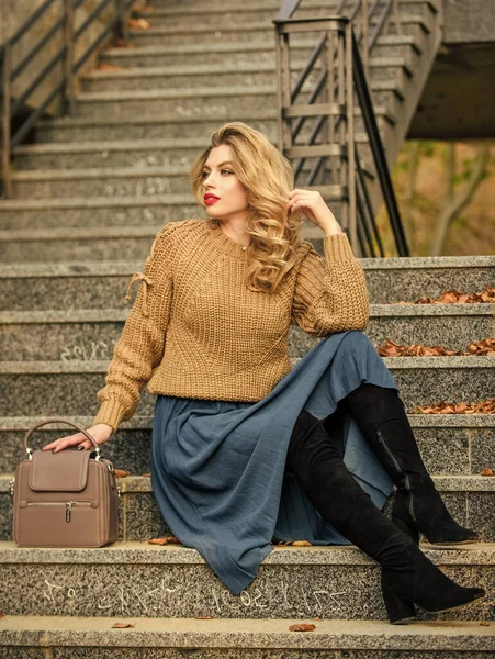 Perfecte vrouw. Vrouwelijke schoonheid. Modemodel. Meisje in golfrok en trui. Gevulde trend. herfst vrouw krullend haar buiten. meisje lang blond haar trap. Een gewone student. herfstseizoen — Stockfoto