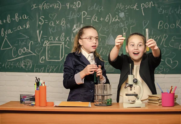 Biologilabbet. Andas liv in i kemi. Vetenskapliga experiment i laboratorium. Små flickors geni i skolans labb. Vetenskapslabbet. En liten flickforskare med mikroskop. Kemisk forskning i laboratorium — Stockfoto