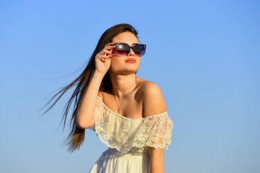 Kendine biraz zaman ayır. Uyum ve denge. Kadın psikolojisi. Güneşli mavi gökyüzünde güzel bir kadın. Kadın iktidarı. Yaz modası. İç gücünü bul. Güneş gözlüklü kız fotokopi uzayı. Özgürlük