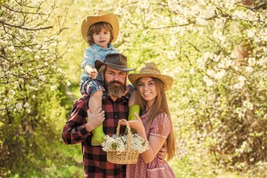 Baharın tadını çıkarmak için açık hava aktiviteleri. Açık havada mutlu bir aile. Çocukla bahar tatili. Bahar eğlencesi. Bahar çiçekleri ve çiçekler. Açık hava eğlencesi