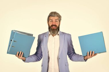 Neyi seçeceğimi. Yakışıklı adam iş belgeleriyle çalışıyor. İş adamının portresi. Profesyonel iş adamı ortağını bekliyor. İş adamı şık günlük kıyafetler giyiyor.