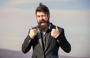 İyi niyet göstergesi. Sakallı iyimser iş adamı resmi gökyüzü kıyafeti giyer. Başarı ve şans. İyimser bir ruh hali. İyimser gibi düşün. İyimser olmak. Gelecek için umutlu ve kendinden emin.