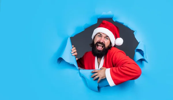 Felice uomo barbuto in costume di Babbo Natale celebrare la vacanza invernale di Natale e sentirsi allegri circa i regali di Natale, festa di Capodanno — Foto Stock