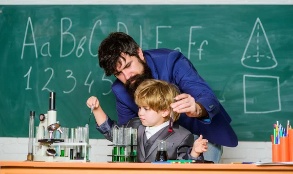 Chemieunterricht. Laborversuch. Grundschule. Grundbildung. Erziehung und Bildung in der Kindheit. Junge Schüler, die Bildung erreichen. Schulpädagogisches Konzept. Lehrer und Kind im Klassenzimmer — Stockfoto