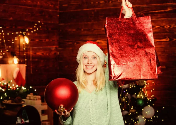 Momento magico. Regalo natalizio. Vacanza umore e decorazione. donna felice amore regali. Saldi per acquisti invernali. ultima preparazione. E 'Natale. festeggiare il nuovo anno a casa. allegro ragazza Santa cappello — Foto Stock