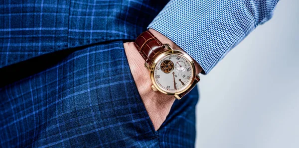 高級男性手首腕時計腕に着用ズボンポケット、時間 — ストック写真