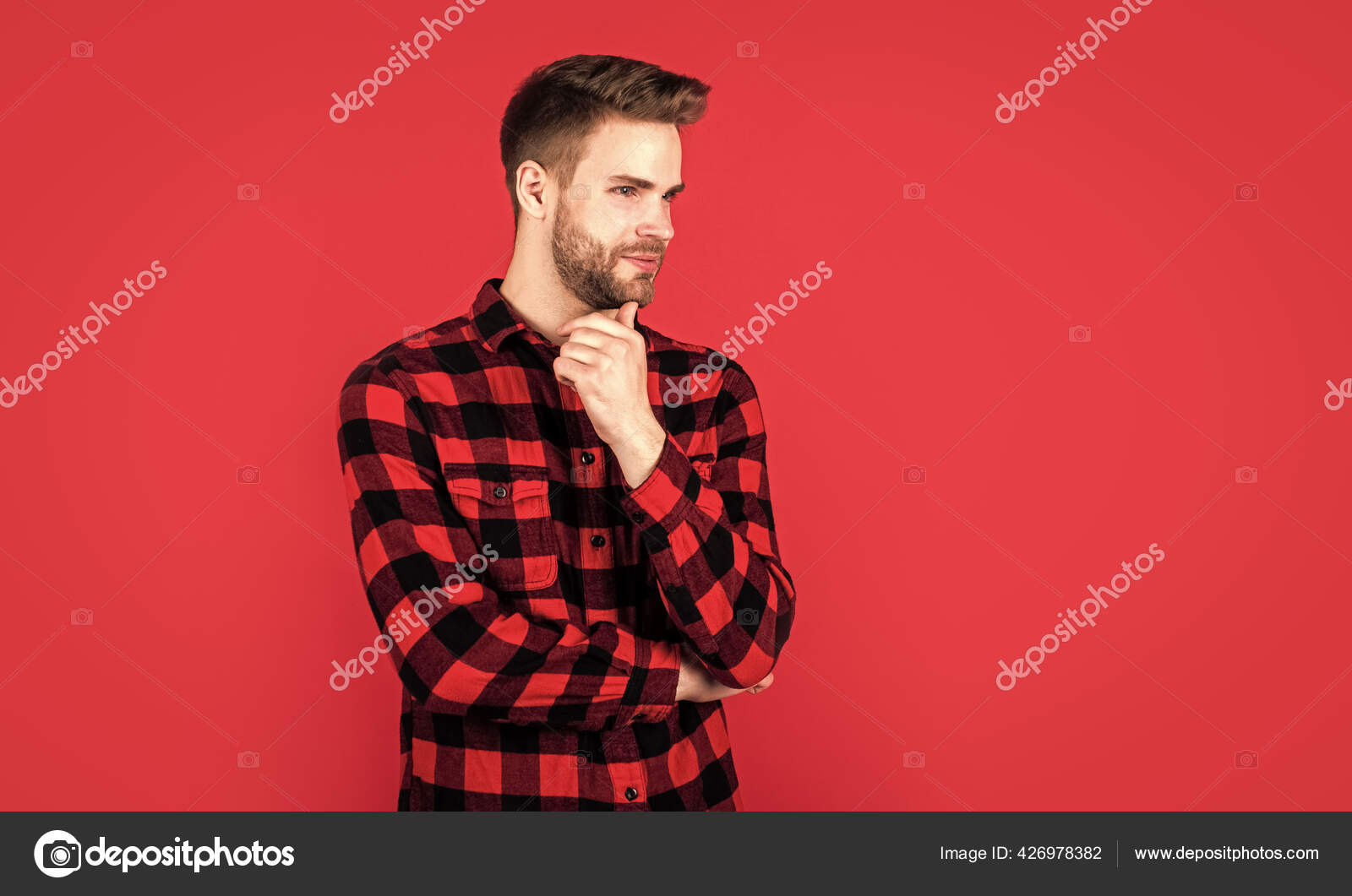 Homem de camisa xadrez casual homem bonito com barba e
