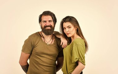 Sevgililer Günü. İlişki ve flört. Modern çift. Erkek kozmetik ürünlerinin kadınlardan ne kadar farklı olduğunu. Kız arkadaşı olan bir adam. Birbirine aşık bir çift. Seksi bir çift. Sakallı adam ve kadın. Moda ve güzellik