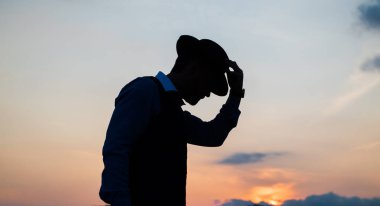 Bunu başarabilirsin. Yalnızlık. İlham lazım. İnsan motivasyonu hisseder. Gökyüzü arka planında şapka silueti olan iş adamı. Güven ve başarı. Başarılı gelecek kavramı. çevik iş