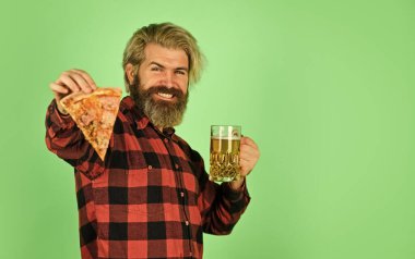 Barda eğlenip içiyoruz. Güzel bar menüsü. Adam bira içip pizza yerken futbol seyrediyor. Pizza yemek ve içmek. Paket pizza. Buradaki en iyi parti. Bekarlar kulübü. Boşluğu kopyala