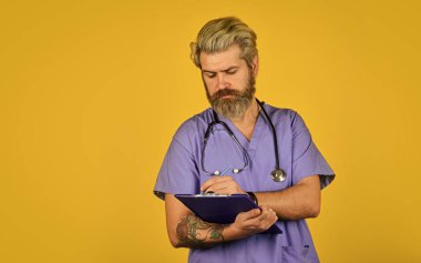 Bu senin geleceğin. Gidip hastaya bakacağım. Steteskoplu bir doktor. Biraz tavsiye ver. Tıp konsepti. Nöbetçi doktor. Terapist reçete yazıyor. Tıbbi hemşire klasöründe belgeler var.