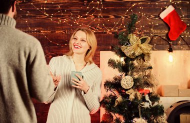 Sevgi dolu bir ilişki. Noel 'i birlikte kutlayalım. Kış mevsimi. Mutlu yıllar. Aile tatili. Birbirine aşık çiftler süt içer. Hediye zamanı. Sevgilinle sıcak bir akşam. Neşeli erkek ve kadın