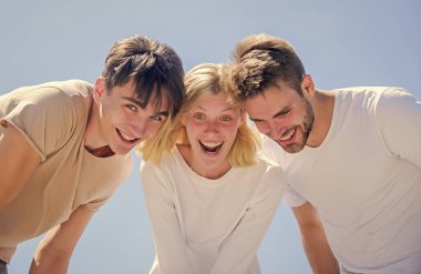 Birliktelikteki mutluluk. Mutluluğa açık fikirli. Bana bak. Tasasız gençlik birlikte takılır. Tapılası bir şey. Mutluluk. Gruptakiler heyecanlı görünüyor. Kadın ve erkek mutlu bir arka plan