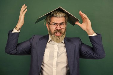 Evde eğitim. Çevrimiçi delilik. Geçerli doğru bilgileri sağlayın. Öğretmen dizüstü bilgisayarda internette sörf yapıyor. Kafasında sakallı adam bilgisayarı var. İlginç bir bilgi. Okulun cankurtaranı. Çok fazla bilgi