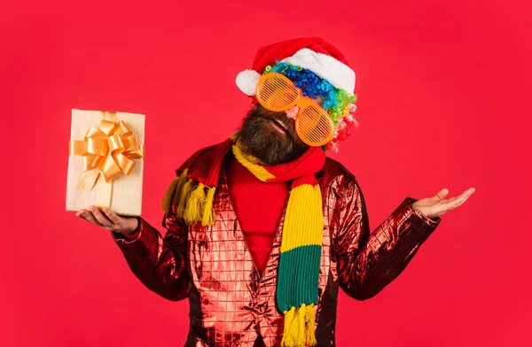 Christmas gift. Guy colorful hairstyle. Funny man with beard. Promoting product. Cool Specials. Bearded man celebrate christmas. Christmas entertainment ideas. Wishing you peace and prosperity — Stock Photo, Image