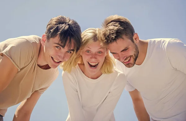 Felicidade na unidade. Mente aberta para a felicidade. Olha para isto. Jovens despreocupados saem juntos. Vê uma coisa adorável. Felicidade. As pessoas do grupo olham para baixo. Mulher e homens céu feliz fundo — Fotografia de Stock