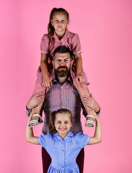 Día de los padres. concepto familiar feliz. padre barbudo con dos niñas pequeñas. Los niños aman a su padre. niños con papá. Día internacional de los niños. Feliz infancia. valores familiares — Foto de Stock