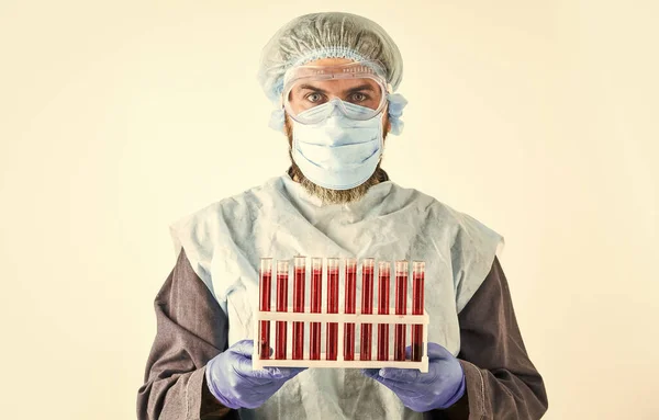 Hacer la prueba del virus. Hazte un análisis de sangre. Donar sangre para su análisis. brote pandémico de coronavirus. Hombre doctor mantenga tubos de ensayo en el laboratorio. Enfermera trabajando en laboratorio. buscar remedio de infección para el tratamiento — Foto de Stock