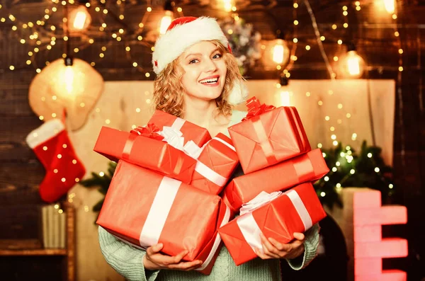 Сделайте ваши рождественские заказы и заказы достаточно рано. Девушка с подарками. Рождество, безусловно, самое ожидаемое для праздника года. Будь щедрым. Женщина держит подарочную коробку рождественские украшения фона — стоковое фото