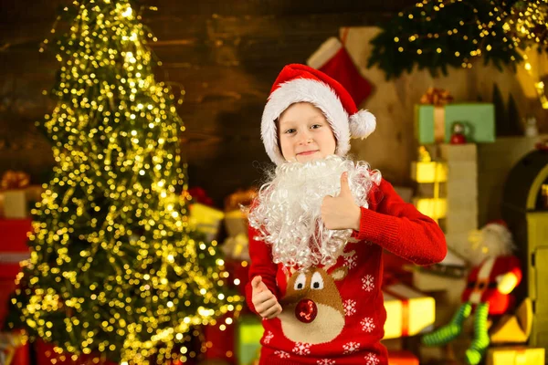 Listo para las vacaciones. Niño espera regalos de Navidad. tiempo para comprar regalos. ventas de compras. preparación y celebración de vacaciones. niño pequeño usa sombrero de santa y barba. composición navideña. feliz año nuevo — Foto de Stock