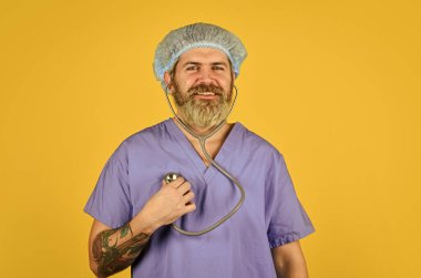 Ekspres test. Hippi hastanesi. Sakallı doktor üniformalı steteskop. Sağlık hizmetleri. Tıbbi kontrol. Tıbbi yardım. Neşeli çocuk doktoru. Belirtileri izle. Sağlık sigortası. Virüs konsepti