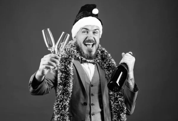 Organizatorzy świąt. Szef Dzwoneczek gotowy świętować Nowy Rok. Pomysły na przyjęcie firmowe spodoba się pracownikom. Mężczyzna brodaty wesoły hipsterski Mikołaj trzymać szampana i okulary. Firmowa impreza świąteczna — Zdjęcie stockowe