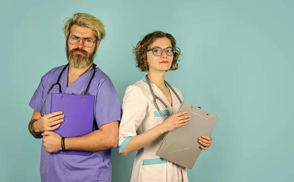 Educación médica. Medicina basada en la evidencia. Tratamiento del virus. Reunión de médicos. Médico y enfermera comunicándose. Doctores colegas. Hospital de día normal. Asesoramiento de un colega experimentado. Personal médico — Foto de Stock