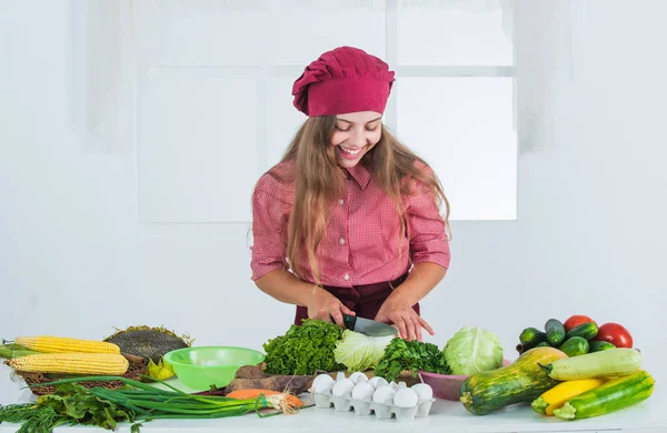 Schnitt mit Messer. Kind und Gemüse. Gesunde Ernährung und Lebensstil-Konzept. Grüne vegetarische Kost. Mädchen mit einer Vielzahl von Vitaminen. Ernährung und Gesundheit. Kinder haben Spaß mit Gemüse in der Küche — Stockfoto