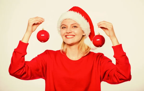 Kaufen Sie Winterdekor. Fügen Sie dekorative Detail Urlaub. Neues Jahr Dekorationskonzept. Ideen für Christbaumschmuck. Frau tragen Weihnachtsmütze halten zwei Kugeln Dekoration für Weihnachten. So schmücken Sie sich für den Winter — Stockfoto