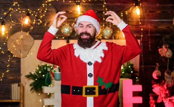 Decoratie winkel. Glinsterende ballen kerstversiering. Verkoop en korting. De mooiste tijd van het jaar. Baard man Kerstman versieren kerstboom met gouden versieringen. Winterversiering — Stockfoto