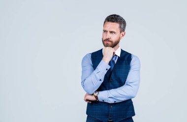 Resmi ofisteki kendine güvenen ve düşünceli bir iş adamı günlük moda tarzında giyinir. Tüylü, kopya alanı, modern hayatı vardır.