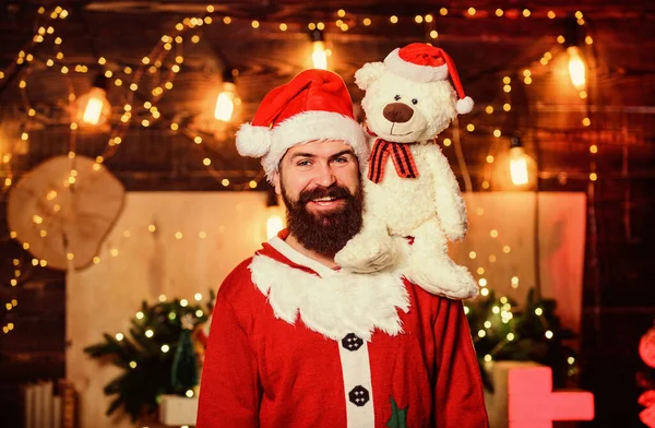 Surprise. Père Noël Claude tient un ours en peluche. Joyeux Noël. Chapeau homme Père Noël. vacances d'hiver. attendez les cadeaux de Noël. heureux homme barbu avec ours. nouveaux cadeaux de l'année. décoration de Noël — Photo