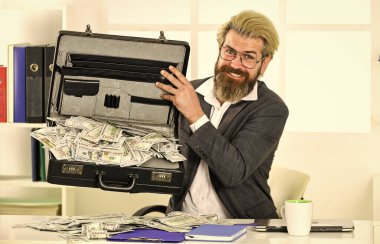 Banka hesabı. Kredi ve nakit konsepti. Nakit parası olan bir iş adamı. Paraya bayılır. Fazla Harcamadan Daha Fazla Satış. Nakit ciro. Şirket finansmanı. Ekonomi konsepti. Şirketin gelir dolandırıcılığı