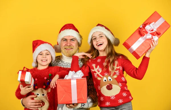 Regalos para todos. Padre e hijas celebran el año nuevo juntos. La Navidad se vuelve especial con los niños. Concepto de Nochebuena. Compras familiares. Venta de Navidad. Papá niños divirtiéndose —  Fotos de Stock