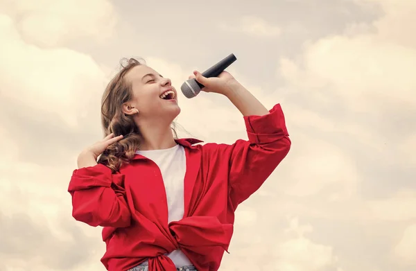 Peça de música. Faz a tua voz mais alta. Menina adolescente cantando música com microfone. a dar uma festa. Miúdo feliz com microfone. conceito de karaoke. Cantando Canções. Estilo de vida e conceito de pessoas — Fotografia de Stock