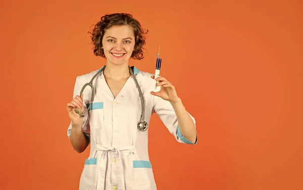 Doctor use syringe with needle vaccination for baby. medicine vial dose injection. medical injection in hand. woman nurse with stethoscope. researcher holding flu vaccine. copy space — Stock Photo, Image