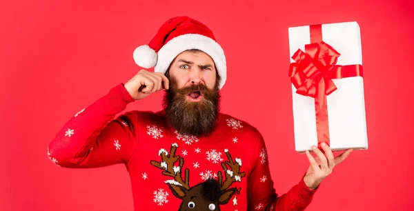 Bonne année à toi. les soldes de Noël. Bonne année. Joyeux Noël. homme avec barbe sur fond rouge. mature hipster porter pull tricoté. brutal homme barbu dans santa claus chapeau — Photo