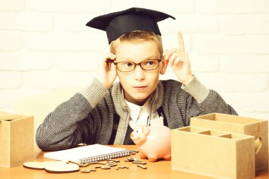 Beyaz tuğlalı duvar arkasında küçük tatlı bir öğrenci.