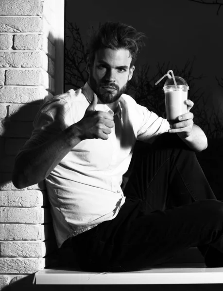 Yakışıklı, sakallı, maço, seksi bir adam.