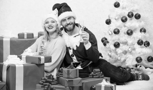 Liebespaar kuschelt und trinkt Champagner am Weihnachtsbaum. Verliebte Paare genießen die Weihnachtsfeier. Familientradition. Frohes neues Jahr und frohe Weihnachten. Weihnachten gemeinsam feiern — Stockfoto