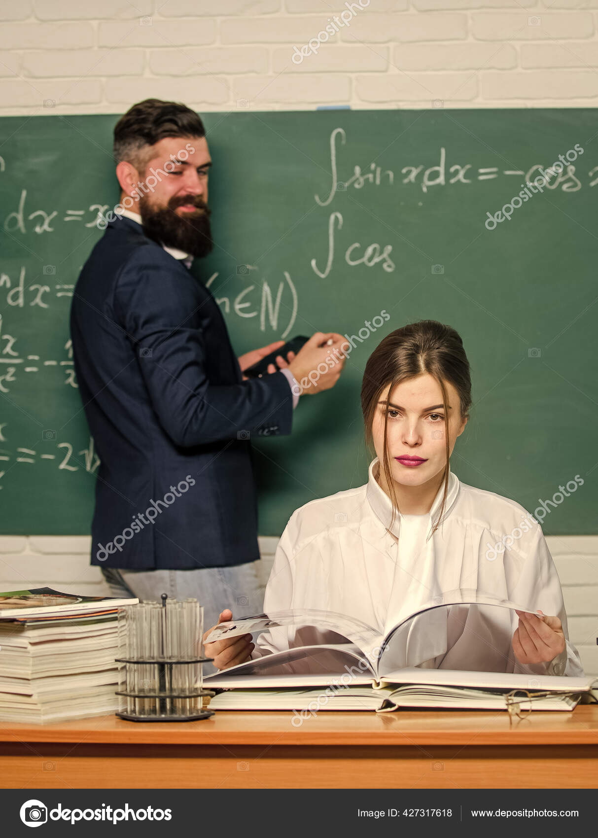 Foto Professora caucasiana bonita ensinando uma lição para criança