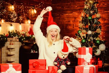Küçük bir sır. Mutlu kadın hediyeleri sever. Kış alışverişi. Neşeli kız, kırmızı Noel Baba şapkası. Yeni yılı evde kutlarız. Xmas bayram hediyesi. Boks günü. Son hazırlıklar. Noel zamanı