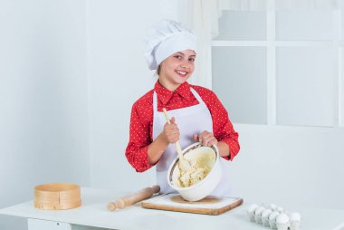 Mükemmel. Kız un ve yumurtadan hamur yapıyor. Diyet ve sağlık. Aşçılık okulu. Geleneksel mutfak. Çocuk mutfakta yemekle eğleniyor. Çocuk ve pişirme. Sağlıklı beslenme ve yaşam tarzı