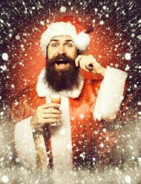 Kırmızı stüdyo geçmişinde yakışıklı, sakallı Noel Baba.