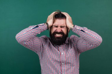 Korkunç baş ağrısı, acı ve sağlık çeken bir adam.